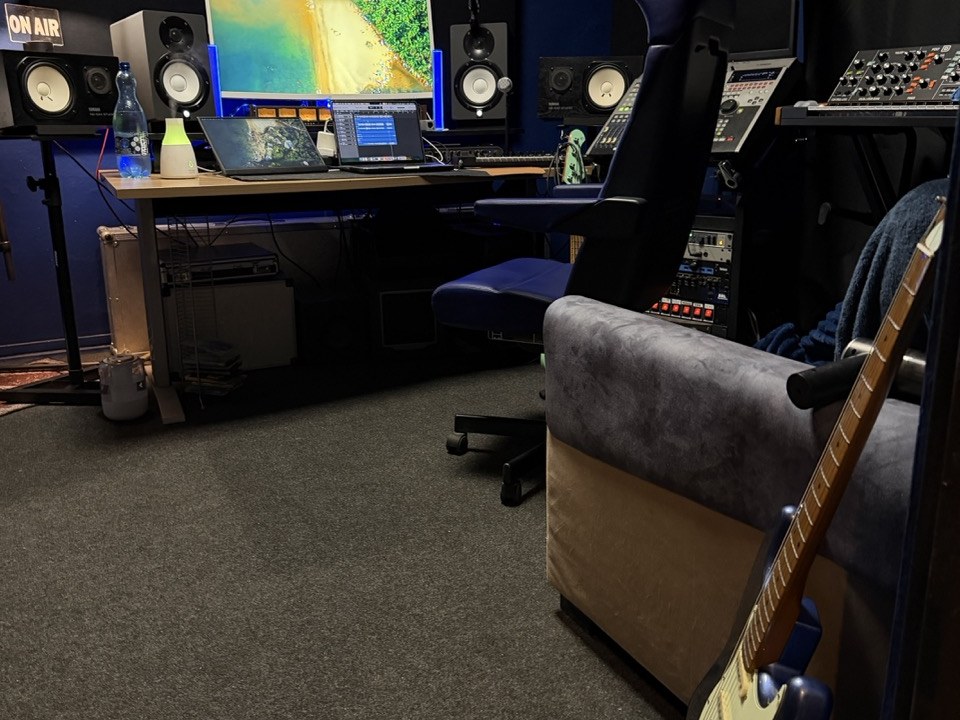 Control room Z5 Studios z gitarą i stanowiskiem realizatora