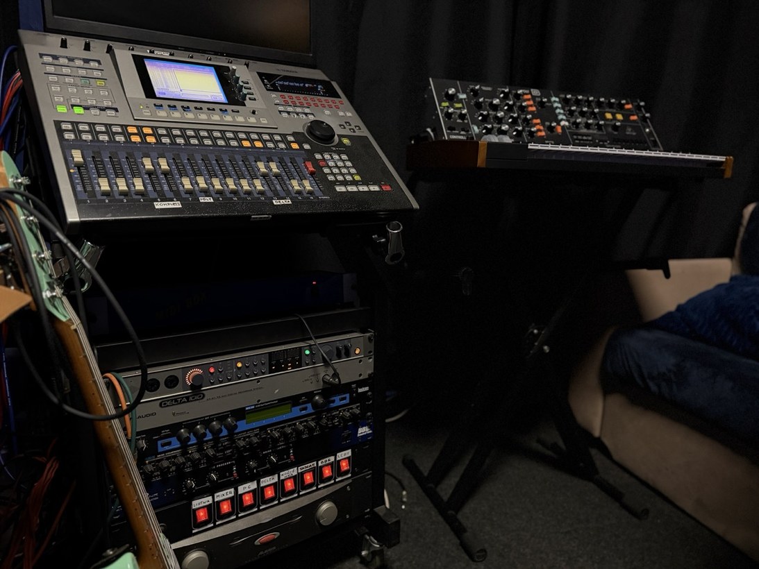 Sprzęt audio, mikser i syntezator w Z5 Studios