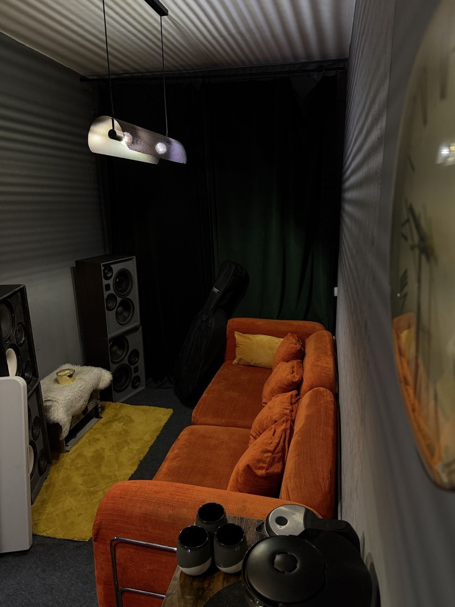 Strefa lounge z kanapą i odsłuchami w Z5 Studios