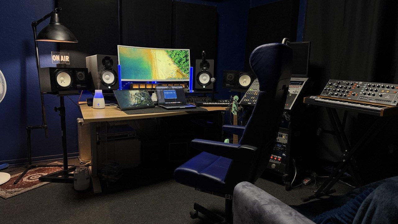 Control room Z5 Studios z biurkiem produkcyjnym i monitorami odsłuchowymi