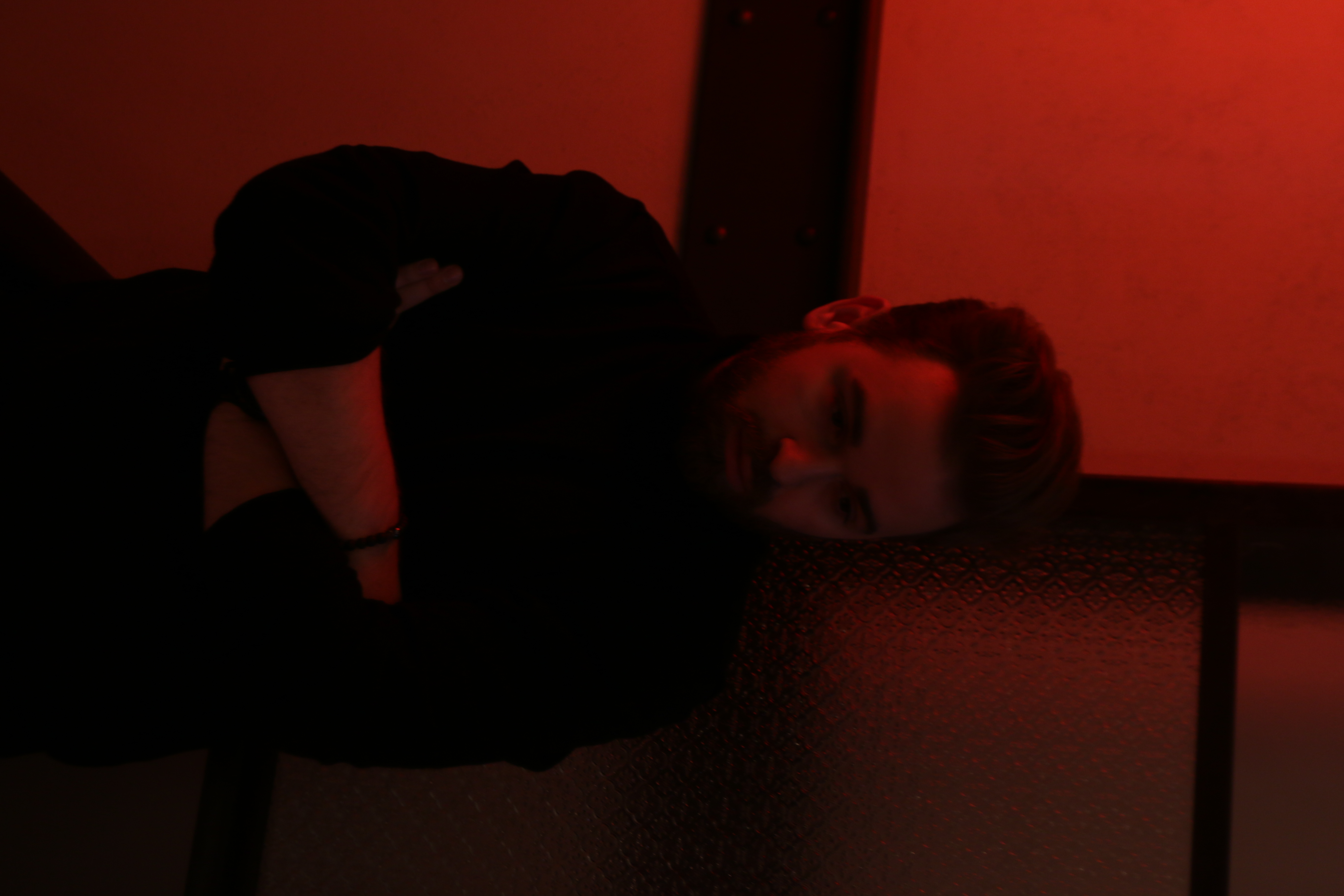 Krzysztof Brzeziński w Z5 Studios na czerwonym tle